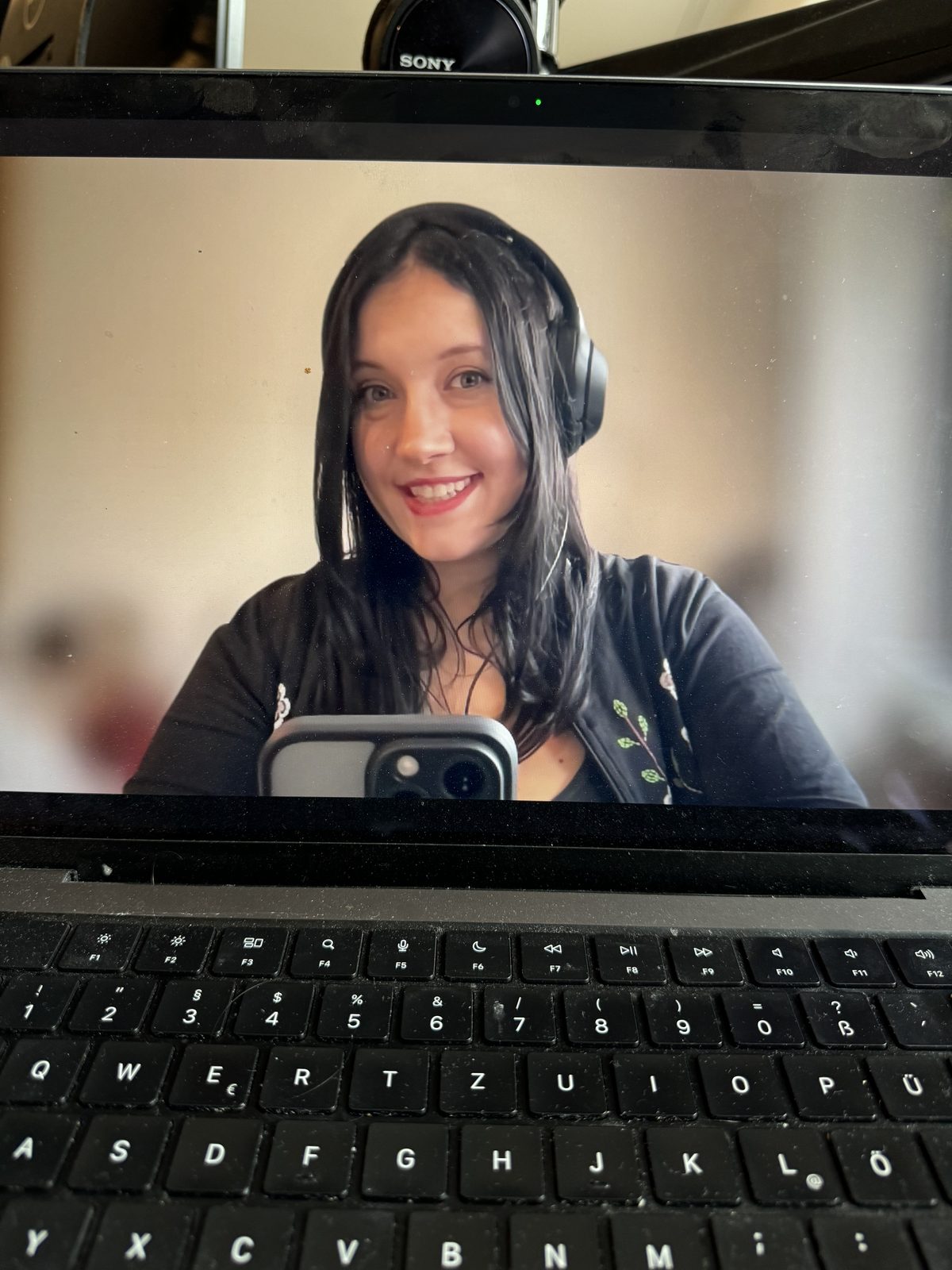 Nicole mit Headset – Polyamorie-Beratung online für Singles, Paare und Konstellationen