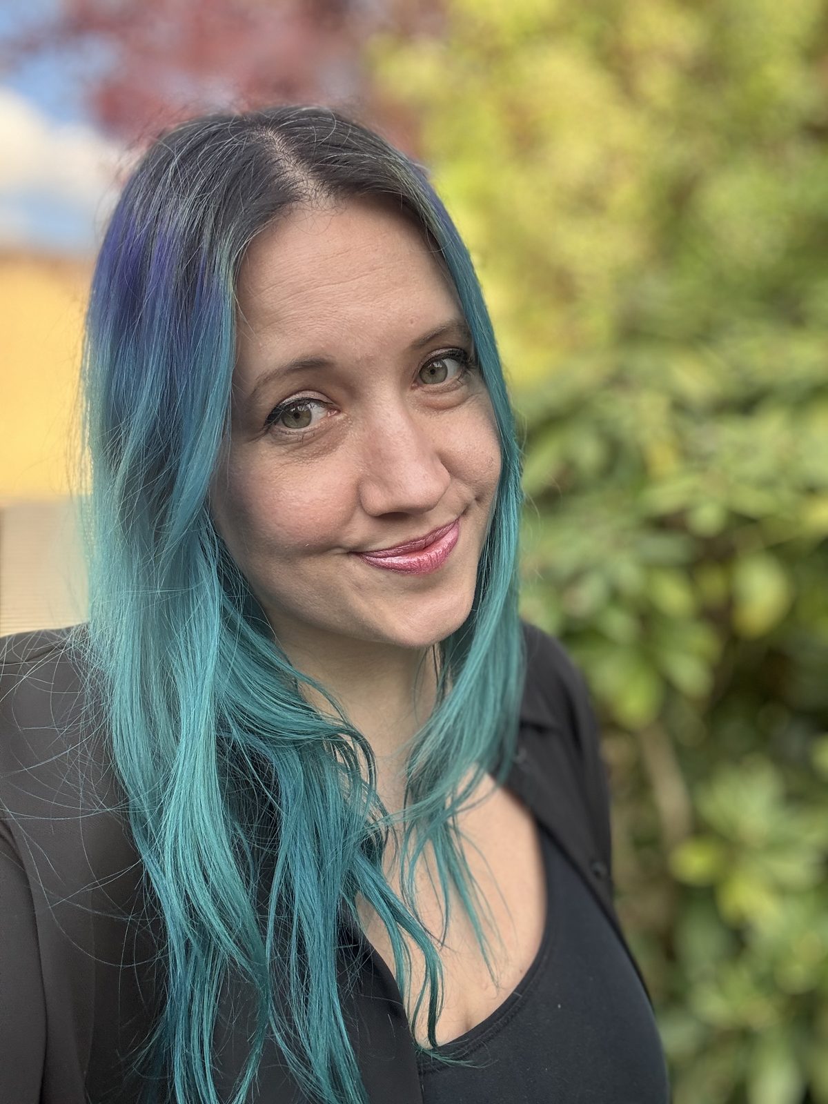 Nicole, Polyamorie-Beraterin aus Köln, lächelt in die Kamera